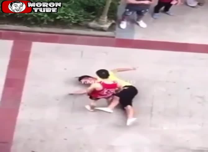 Video :Seeking a fight, he is severely beaten